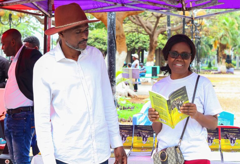 Sessão de autógrafos e venda do livro regresso dos golpes de estado em África, leitores