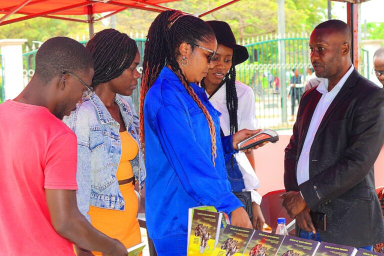 Sessão de autógrafos e venda do livro regresso dos golpes de estado em África, praça da independência, participantes